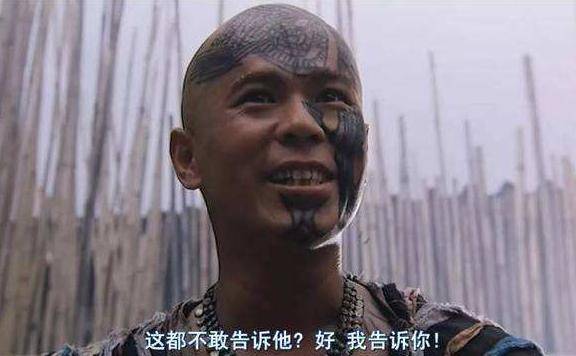 有场戏是他在大雨中拖着伤腿匍匐前行,这也是黄飞鸿和鬼脚七关系转折