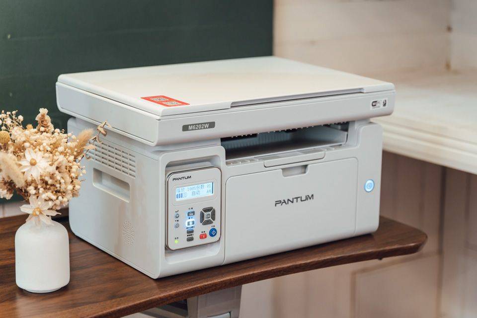 打印复印扫描一机搞定无线连接轻松掌控奔图m6202w青春版