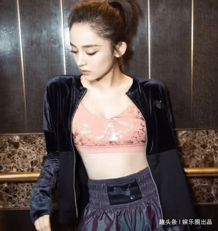 观众 27岁古力娜扎穿运动装拍照，穿外套形同虚设，好身材完全藏不住