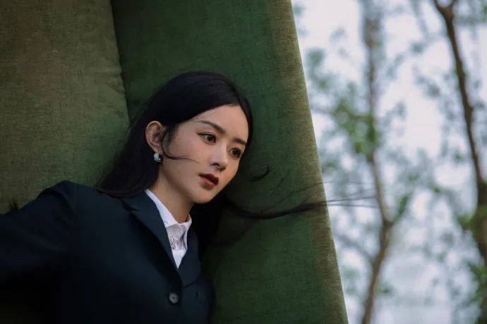 冬日 赵丽颖大晒冬日写真，镂空毛衣配连衣裙，气质愈发大气从容