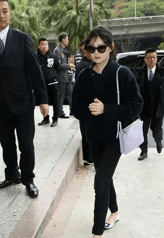 进行 大S离婚后首露面!穿波点透视装瘦回杉菜少女感爆棚,比小S还嫩