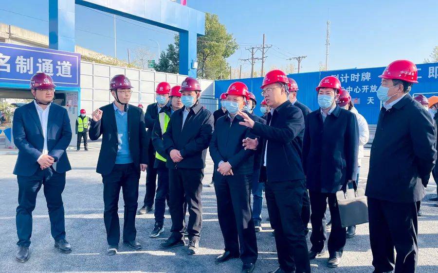 中铁置业王建营与武汉市东西湖区委书记杨泽发举行会谈