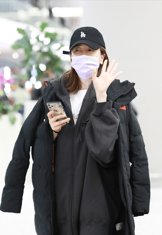 果冻 左小青无惧素颜直拍，44岁还有白嫩“果冻肌”，羽绒服穿得挺清纯