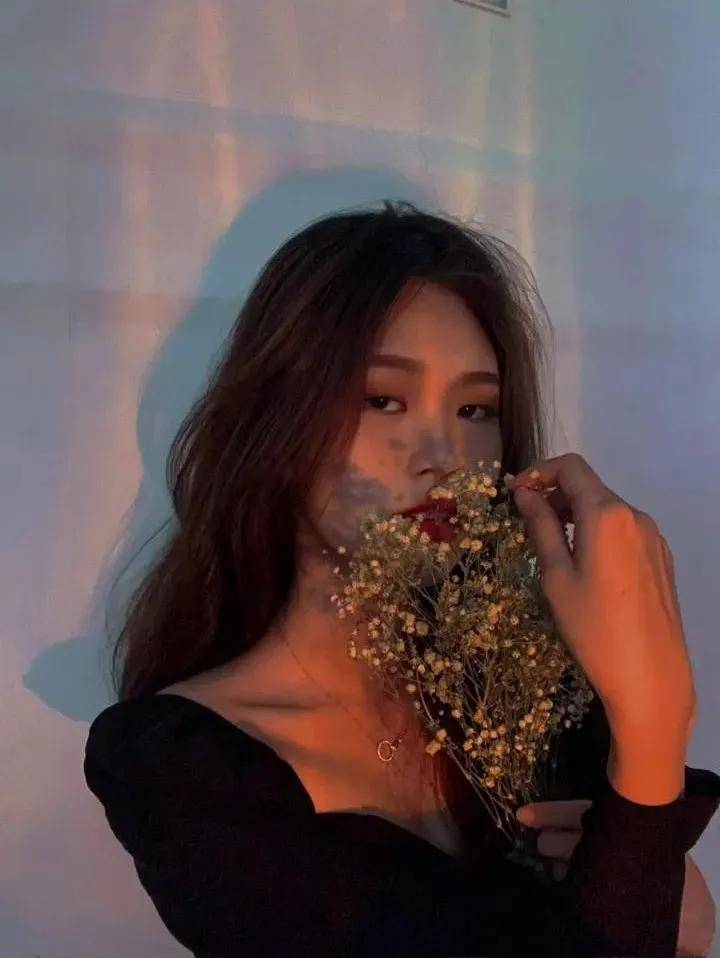 投影抖音第一挡脸美女吸粉700w，全靠360度无死角照骗技术？