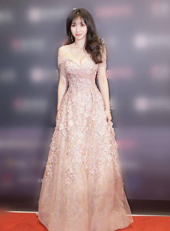 曲线 柳岩身材真丰满！一袭抹胸连衣裙大秀事业线性感高级，凹凸感真好