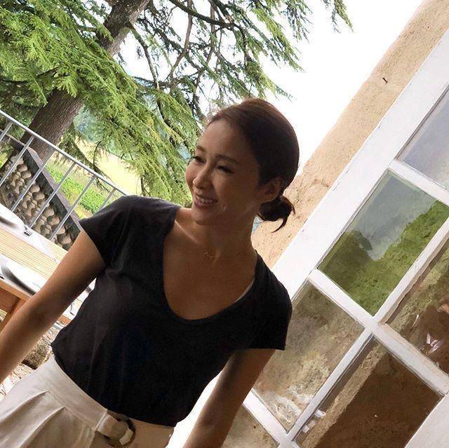 毛衣黎姿50岁还这么漂亮，穿紫色毛衣配牛仔裤，气质温柔甜美！