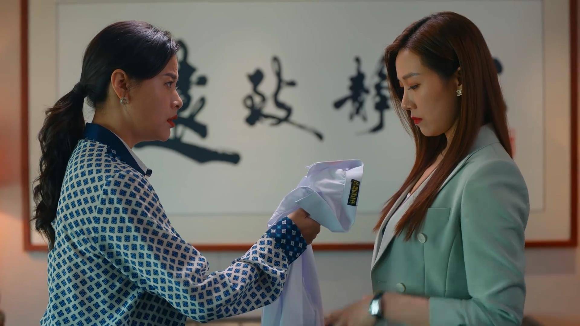 原创女心理师一万句曹总好也不及一枚唇印出现的巧