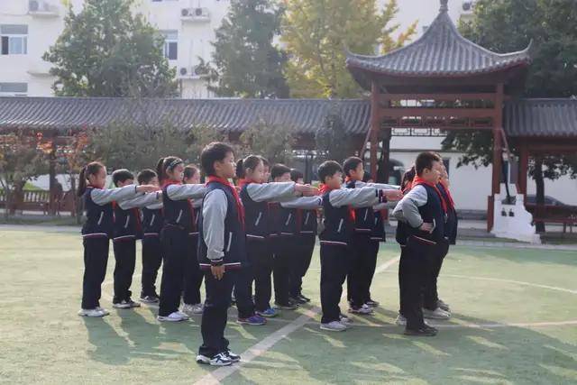 尚丽外国语学校小学部队列队形比赛 展崇尚精神风貌