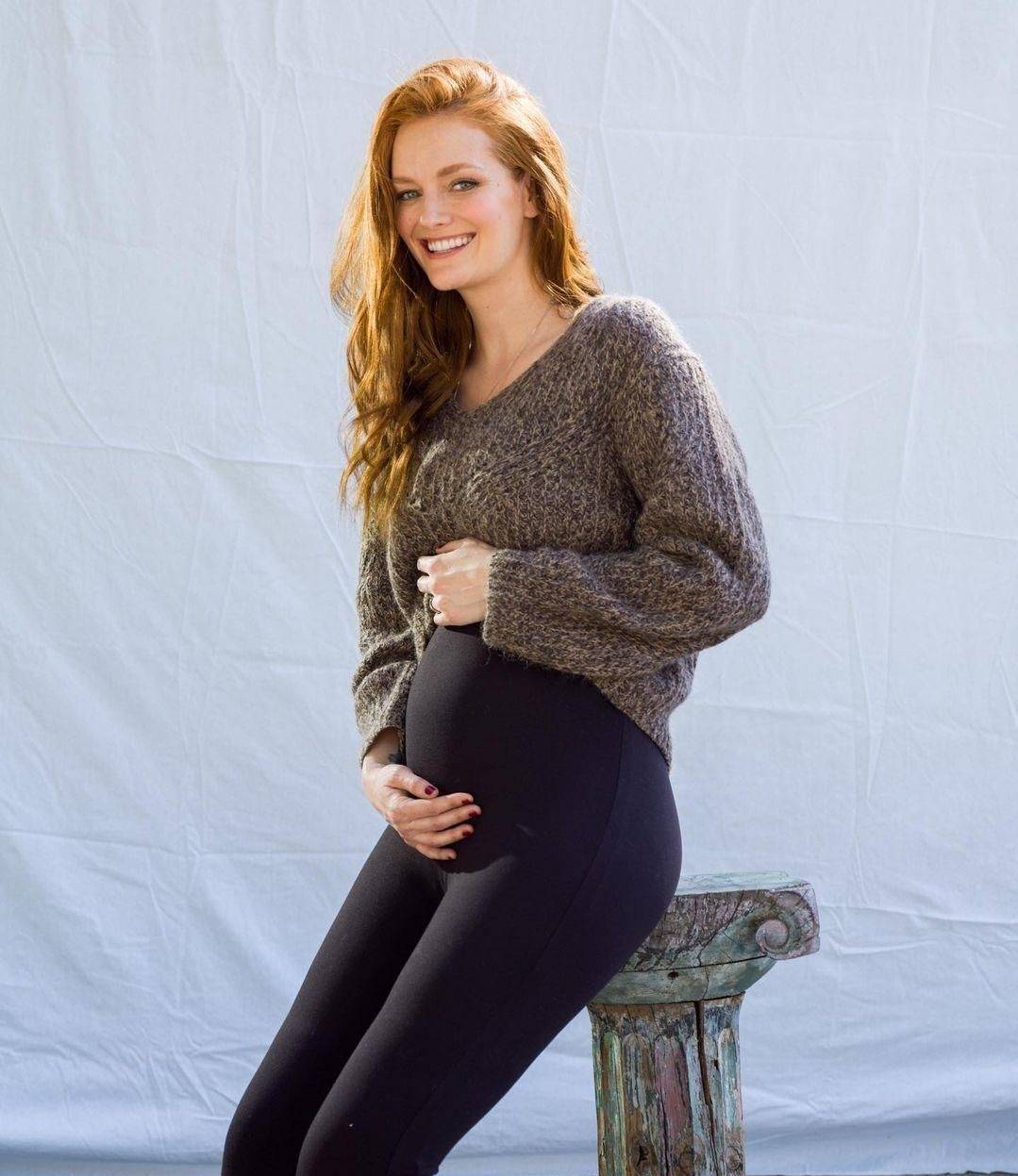 微凸小孕肚尽显好身材,外貌柔美气质更出众_莉迪亚·赫斯特_黑色_名媛