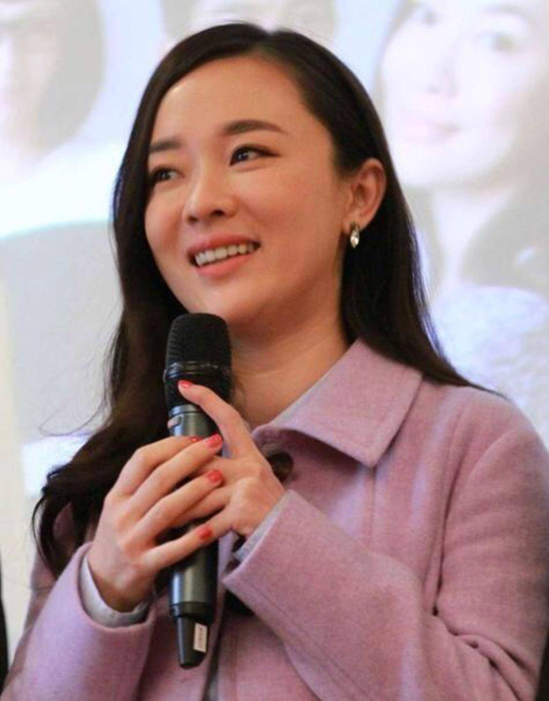 鹅蛋脸俞飞鸿皮肤紧致，郝蕾、袁立面部浮肿，下颚线对颜值的影响有多大
