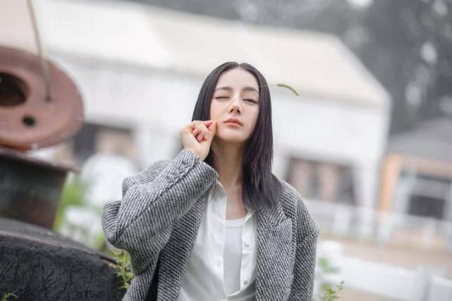 卫衣 热巴穿搭真尊重冬天！仗着腿细把裤脚直接塞袜子里，竟一点不显土