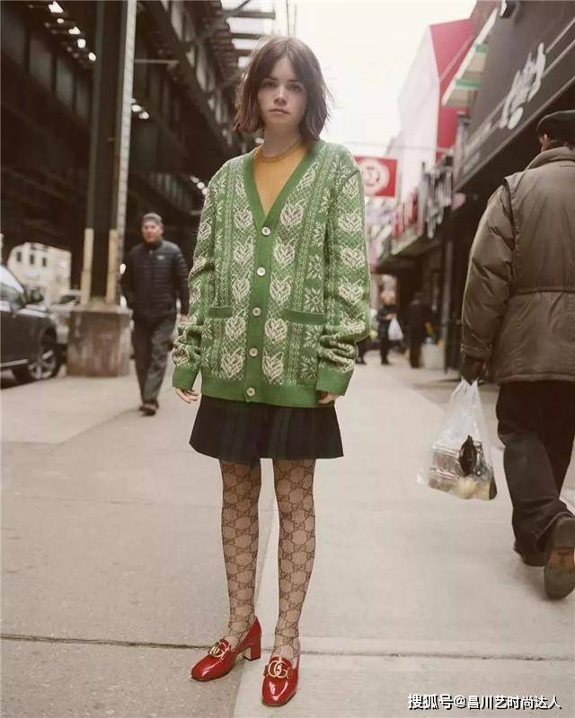 毛衣 毛衣已经过时了!瞧今年流行的这款“奶奶衫”,搭裙子裤子都很美