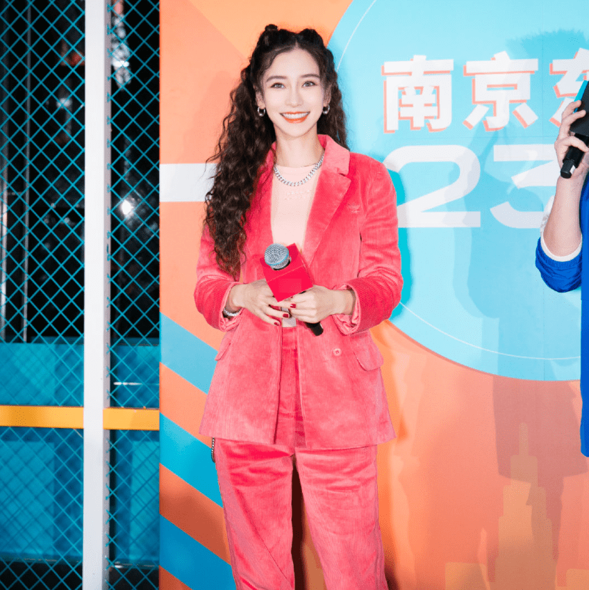 杨颖 杨颖出席线下活动,遭遇路人抓拍生图,真实颜值如何一眼就知道