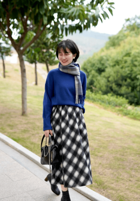 棕色 入冬后的高级感从何而来?靠一件“针织衫”就可以搞定,时髦大气