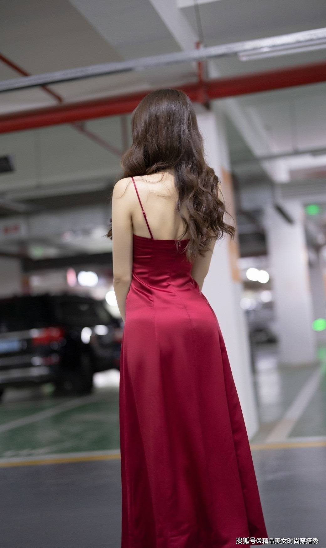 吊带 过膝的红色吊带长裙搭配一双时尚的高跟鞋，优雅的女人味尽显