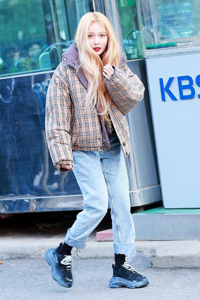 喇叭裤 2020年新冬，羽绒服不流行配打底裤了，这“3种”裤子更时髦显瘦