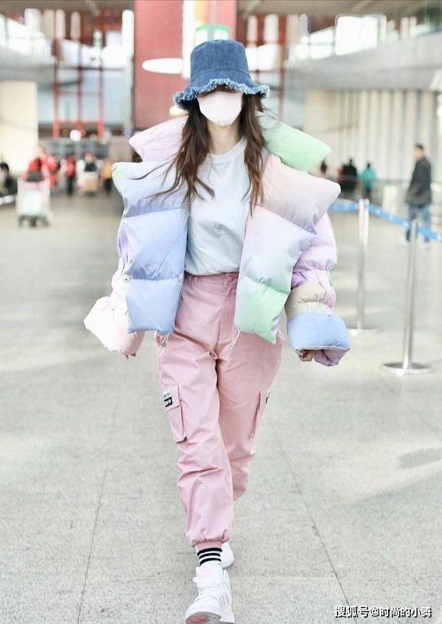 下半身 穿羽绒服时尽量别配打底裤!今年杨紫杨颖都在这样穿,这也太潮了
