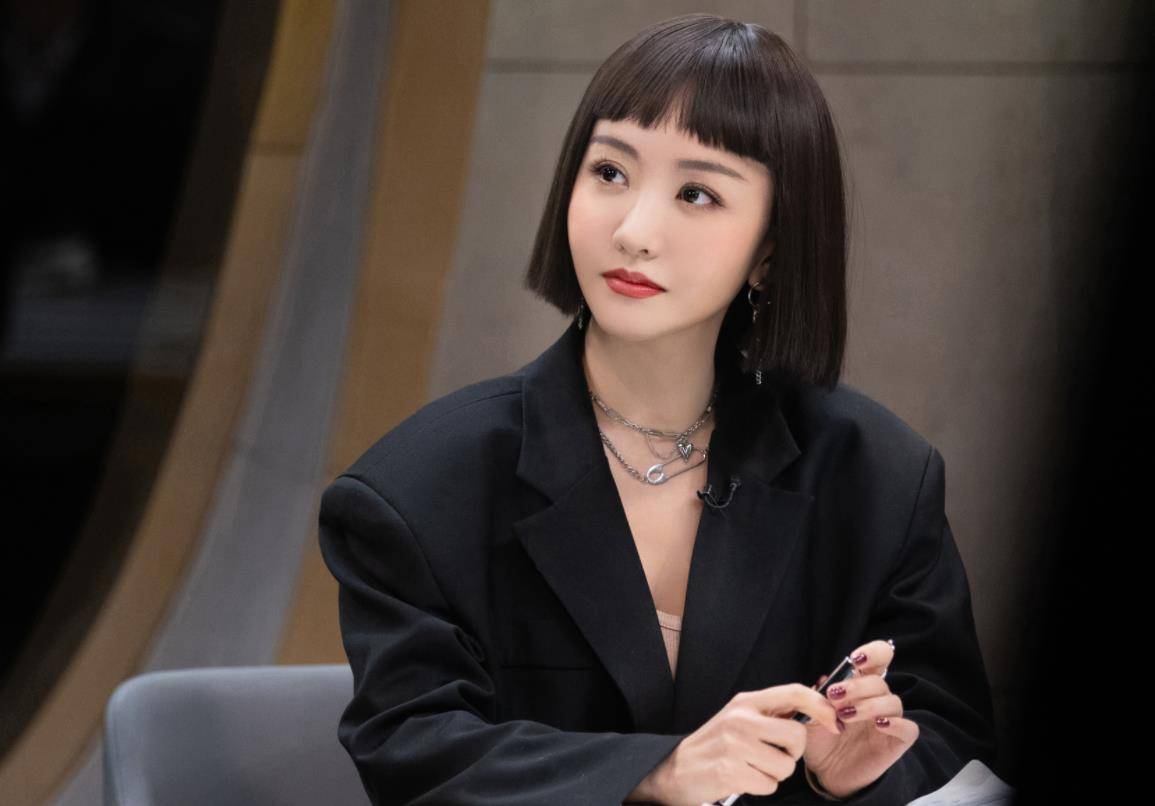 一身 杨蓉短发造型超惊艳，穿一身亮片短裙，玲珑身材娇俏迷人