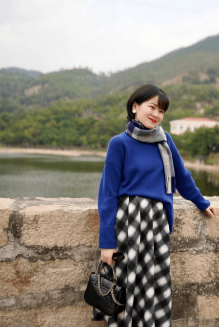 棕色 入冬后的高级感从何而来?靠一件“针织衫”就可以搞定,时髦大气