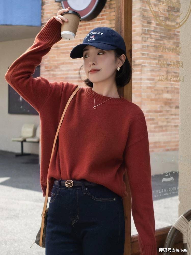 黑色 这位小姐姐真会打扮,“毛衣”都能穿出与众不同的气质,值得借鉴