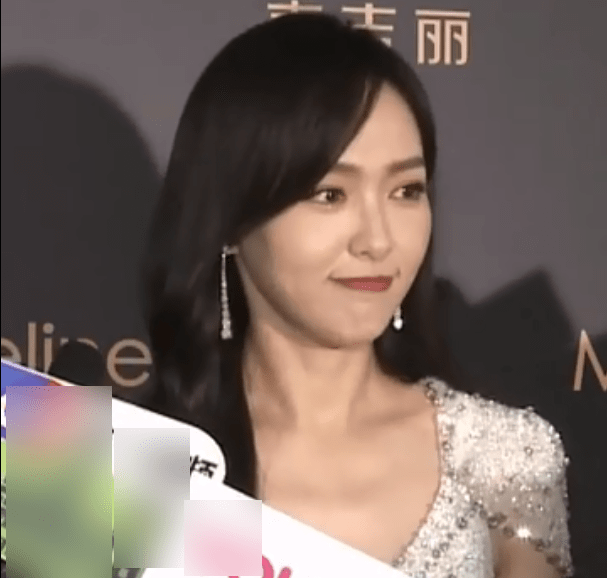 冷面 唐嫣白裙亮相线下活动，长裙藏不住大长腿，生图显出真实圆润脸型