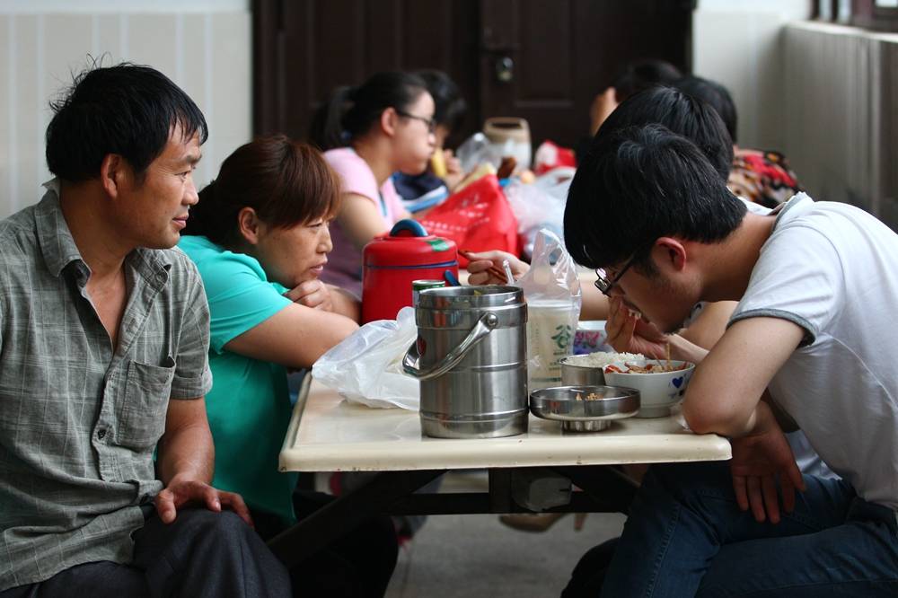 家长送饭成风景线网友怒批巨婴式溺爱家长强势回怼