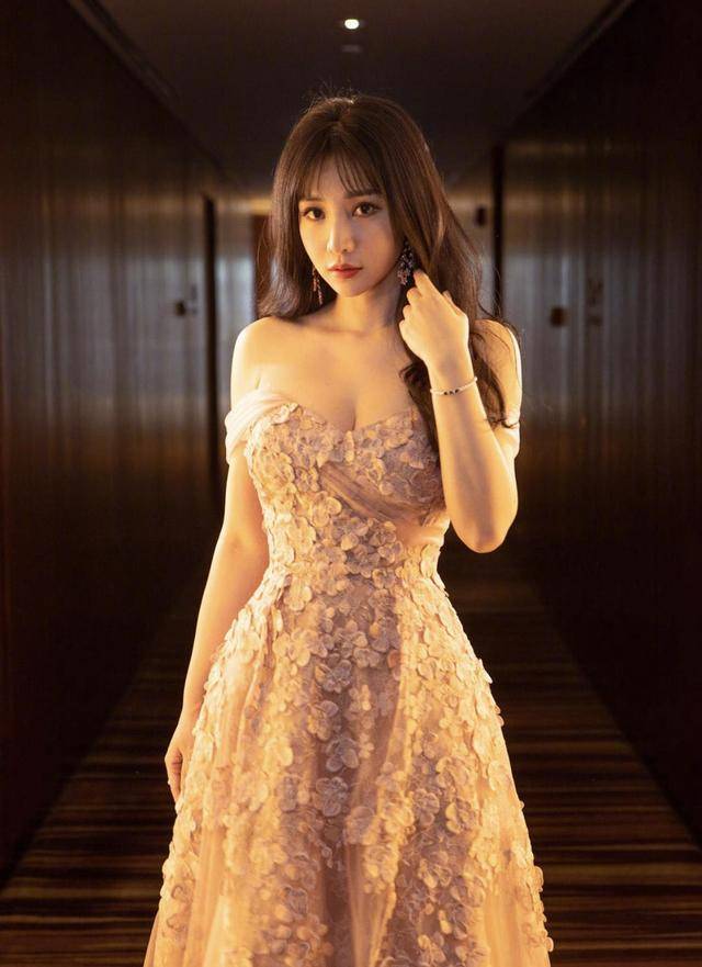 曲线 柳岩身材真丰满！一袭抹胸连衣裙大秀事业线性感高级，凹凸感真好