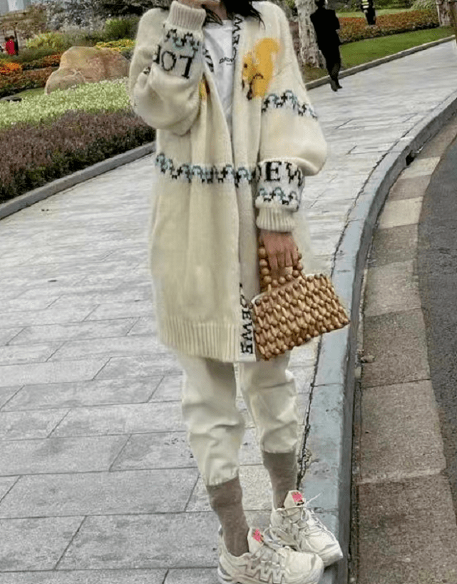 卫衣 热巴穿搭真尊重冬天！仗着腿细把裤脚直接塞袜子里，竟一点不显土