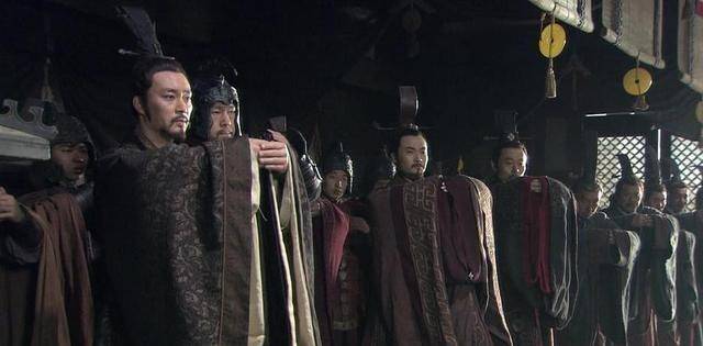 为何秦献公没把位置传给长公子嬴虔,而是传位于仲公子嬴渠梁?_秦国_儿子_太子