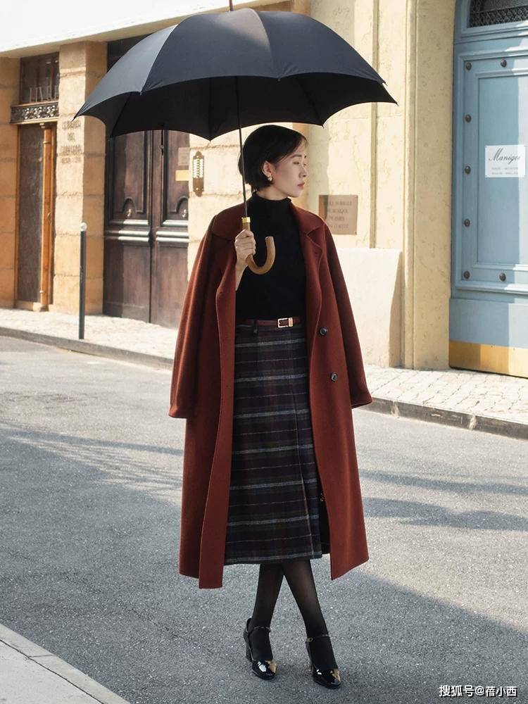 黑色 这位小姐姐真会打扮,“毛衣”都能穿出与众不同的气质,值得借鉴