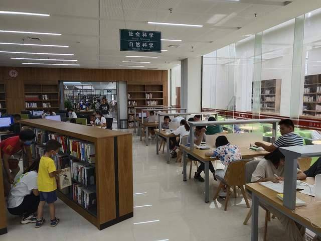 玉林市图书馆借阅室玉林市群众艺术馆坚持对10多个馆办和挂靠群众文艺
