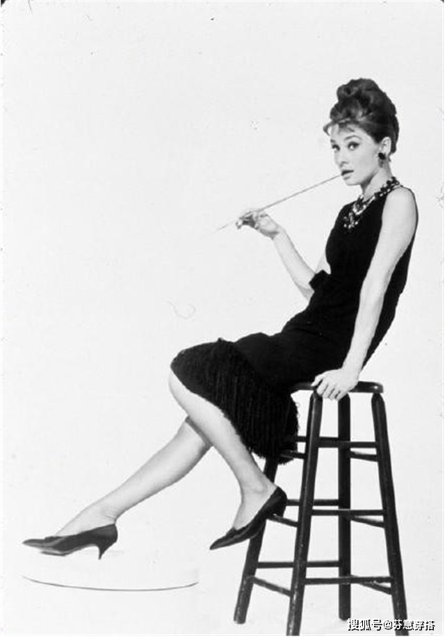 小白 小白鞋不吃香了！夏季流行穿“酒杯靴”，搭裙子连气质都变高级了