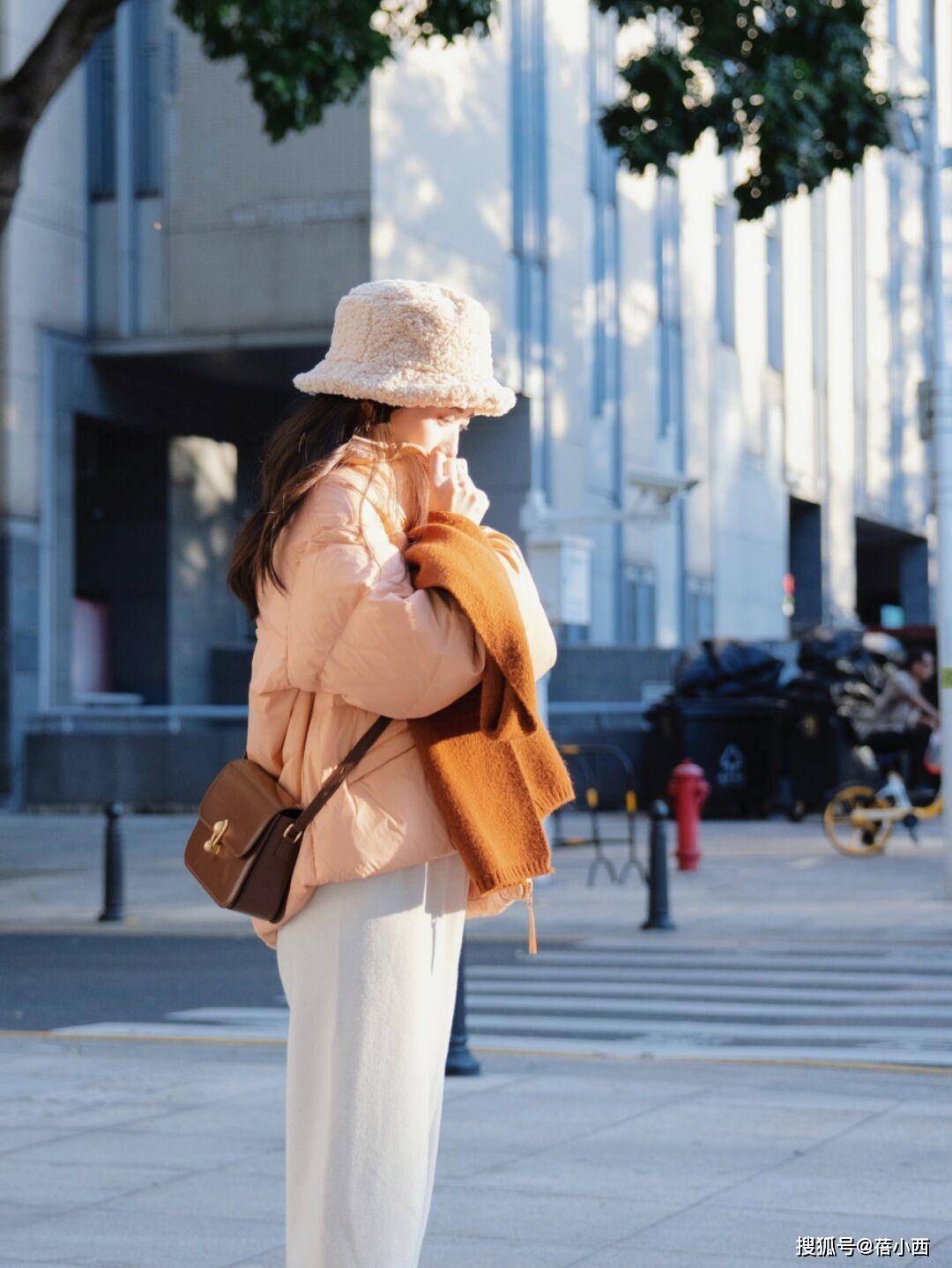 颜色 女人无论年纪多大,穿“羽绒服”都能时髦洋气,跟博主照穿就行