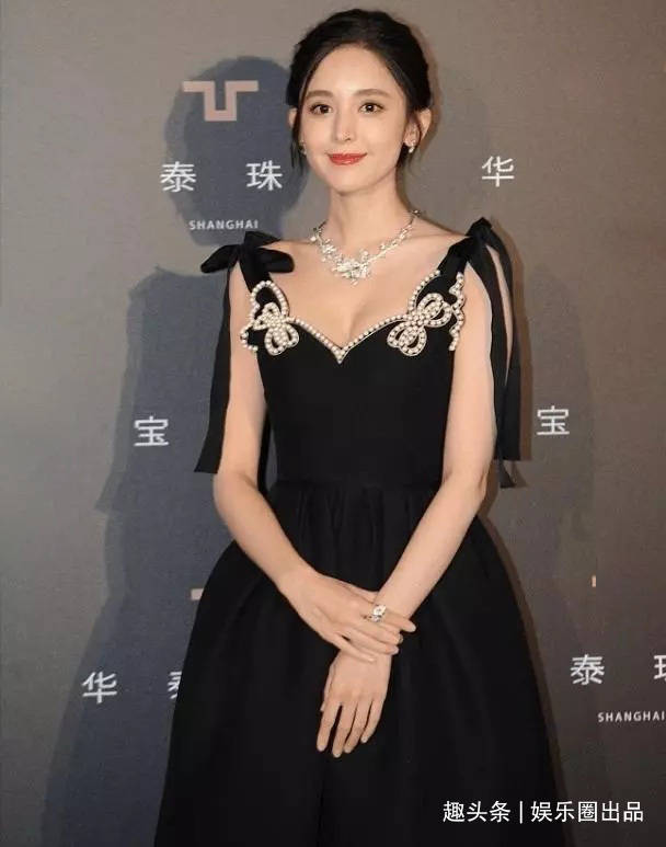 黑色 古力娜扎太奢侈了吧,在裙子上镶了几十颗钻石,领口设计好抢镜