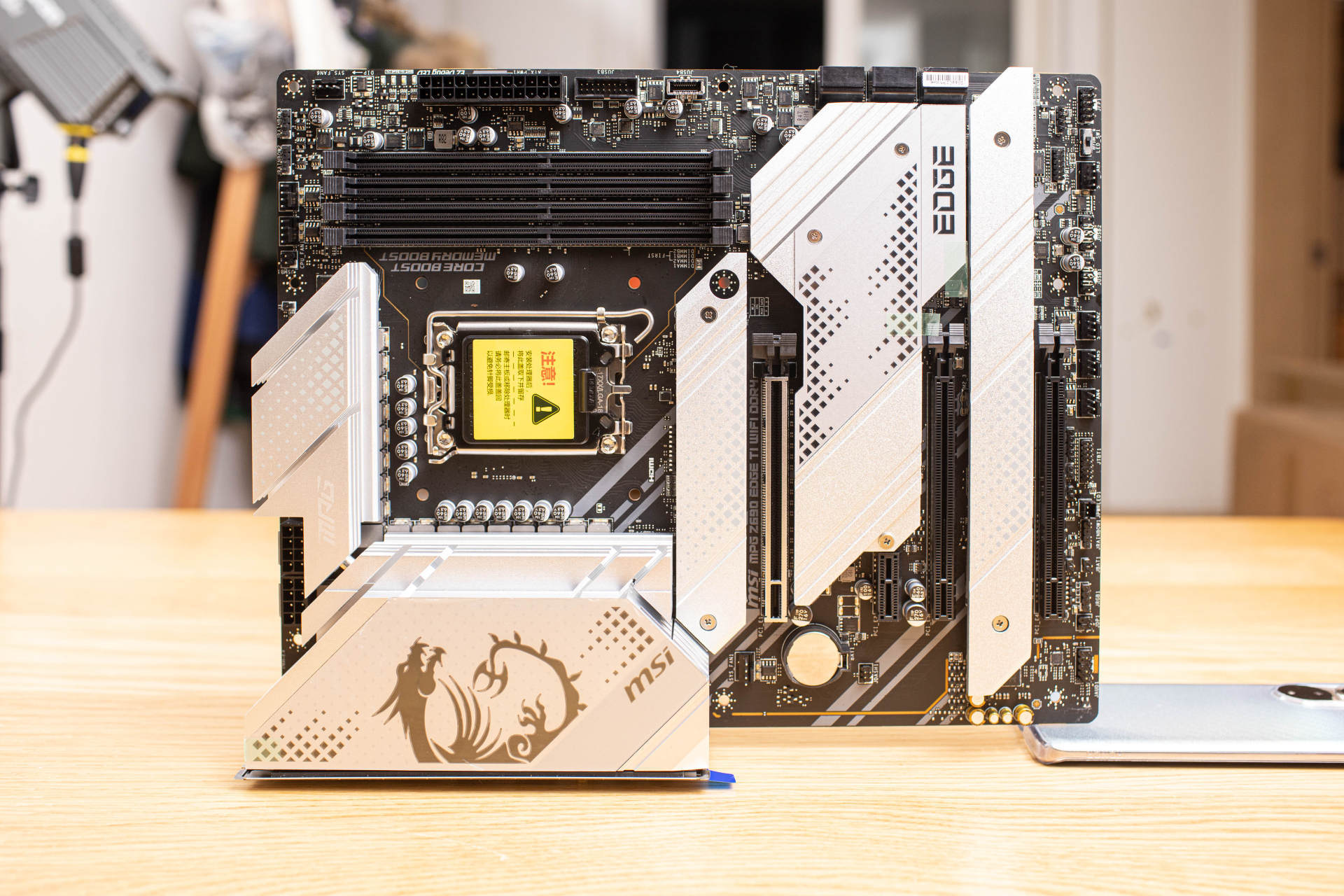 ddr4的复活天使微星mpgz690刀锋钛主板开箱