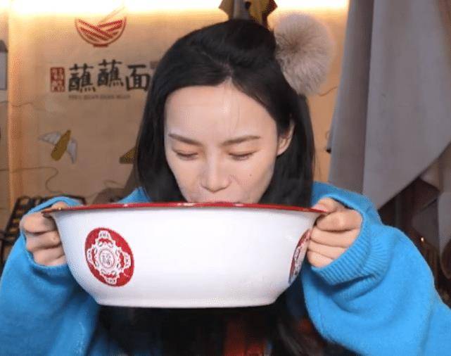 博主,有时候看她吃东西是一种享受,不管是什么美食,只要让小贝去吃