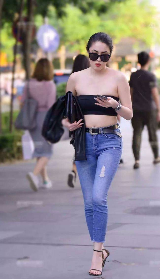 体态 穿紧身牛仔裤搭配墨镜真的好酷呀!