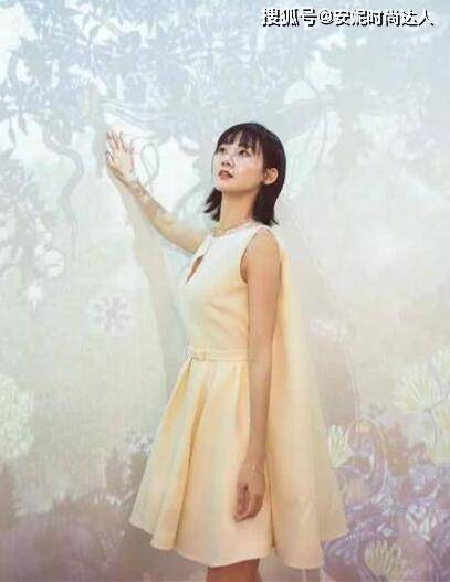 健美 30岁baby一袭绣花短裙，与31岁苗苗同框比美，似一对姐妹花