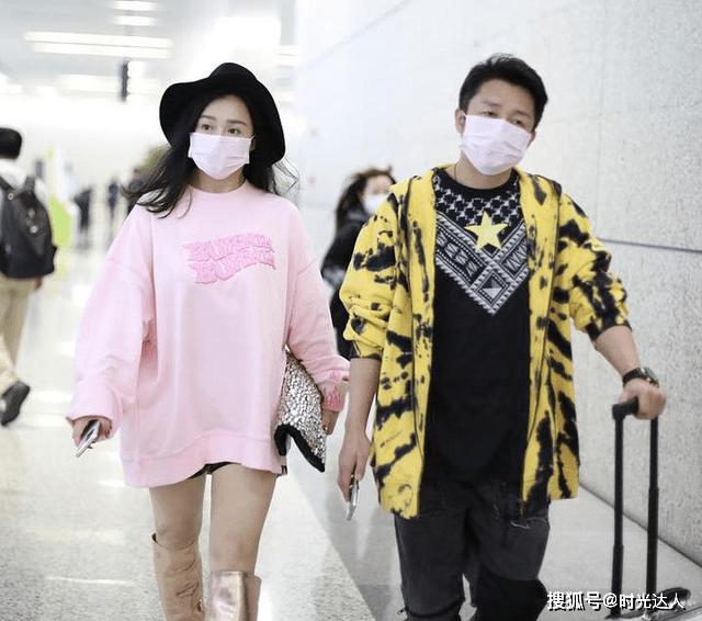 卫衣 冉莹颖邹市明合体走机场,穿长款卫衣配短裤,遮肉显瘦又时髦