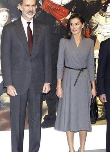 显得 西班牙王后“灰色”穿搭真有一套，看着简单却很上档次，还很正式