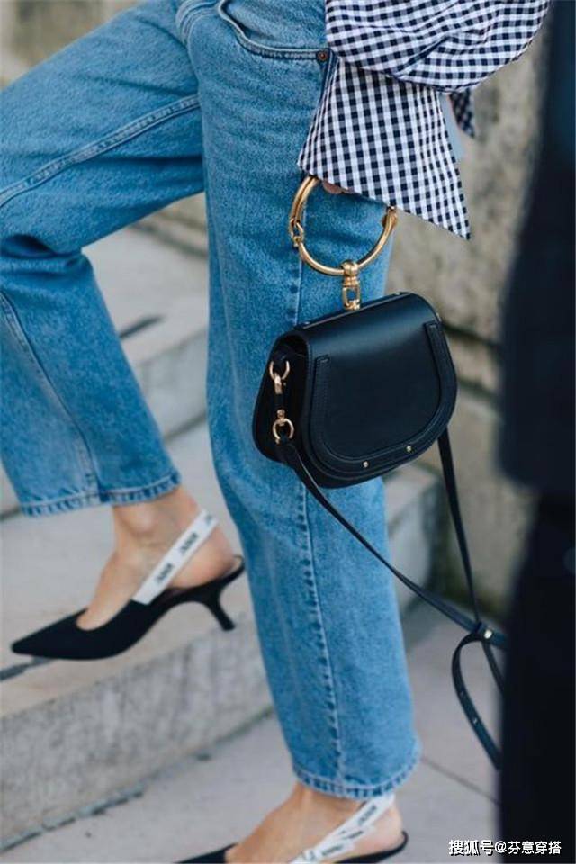 小白 小白鞋不吃香了！夏季流行穿“酒杯靴”，搭裙子连气质都变高级了