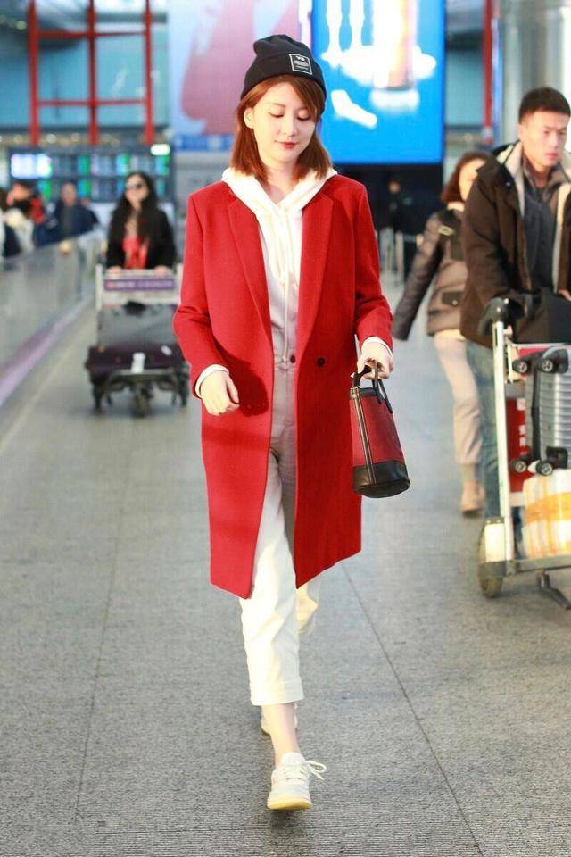 颜色 红大衣内搭白色卫衣清纯甜美，真的超级显白