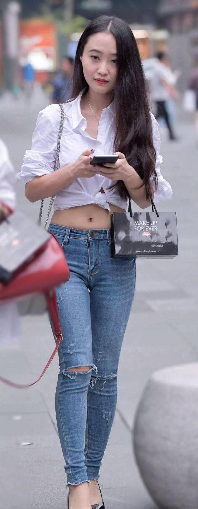 颜色 紧身牛仔裤搭配白色衬衫,这样穿又纯又飒