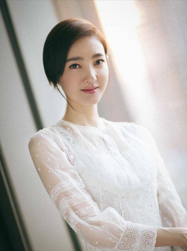 刺绣 王丽坤身材真有“料”，一袭白色连衣裙身材凹凸感十足，美丽动人