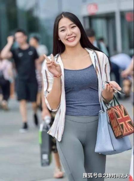 休闲风 瑜伽裤这么穿,时尚美丽又感性