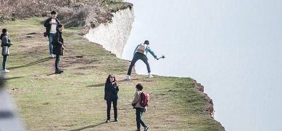 不作死就不会死！女游客悬崖边跳起来拍照，结果悲剧了