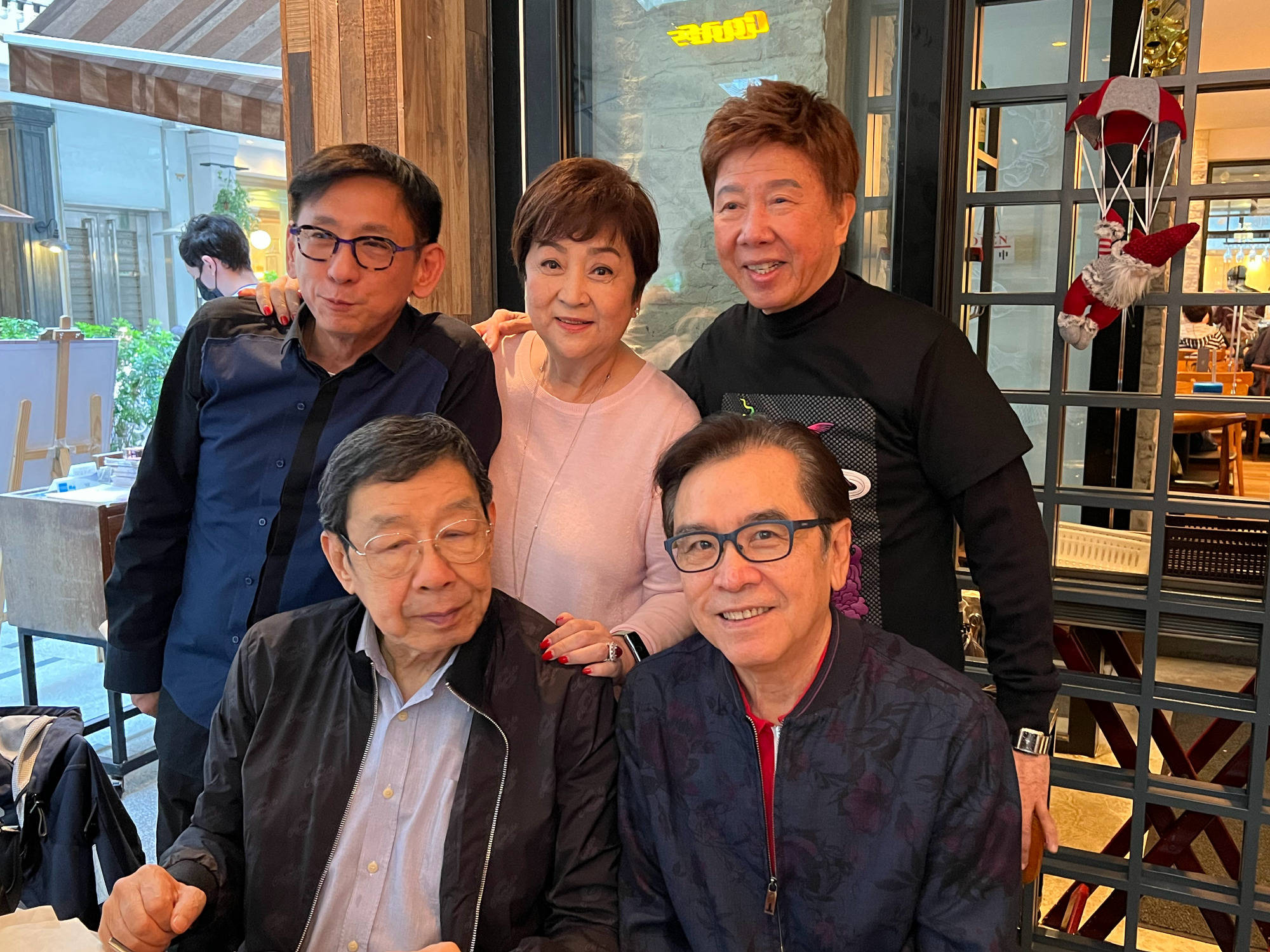 从汪曼玲晒出的照片中不难看出,现场除了保险经纪人连炎辉之外,还有89