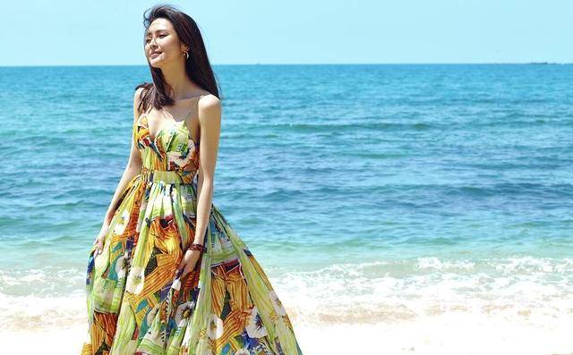 凹凸 于明加气质绝了！一袭印花吊带连衣裙性感精致，大方展现凹凸身材