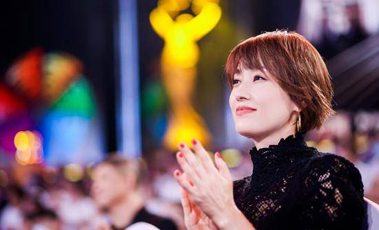 卫衣 马伊琍独自赶飞机，穿口袋卫衣配小脚裤太惹眼，拎三个包真像赶集