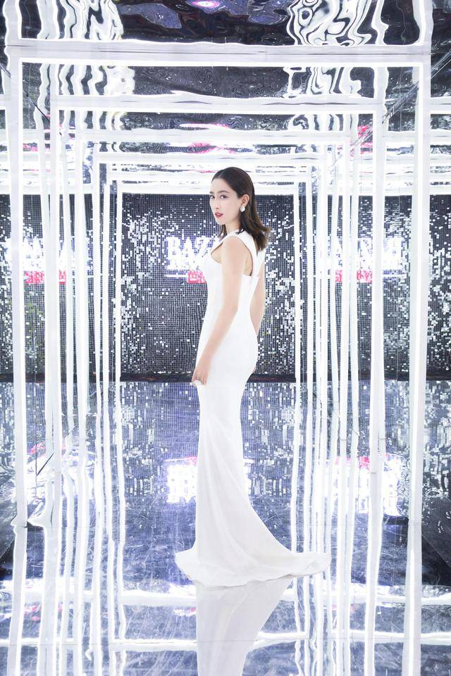 全无 马苏终于逆袭成功，一袭黑色V领连衣裙性感高级，土气感全无